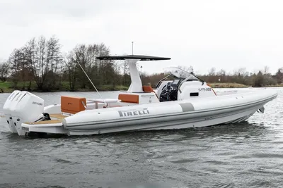 RIB-boot op water met bewolkte lucht