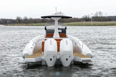 achteraanzicht van een rib-boot op het water