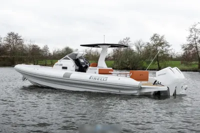 witte ribboot op kalm water