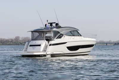 witte sportcruiser op rustig water