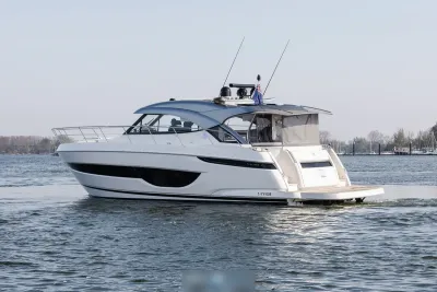 sportjacht op het water