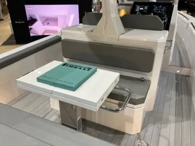 bootinterieur met zitbank en tafel