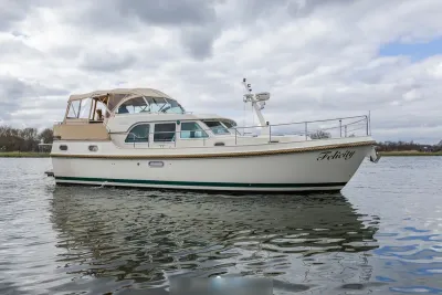 motorjacht op stil water bij bewolkte lucht