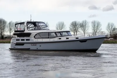 motorjacht op rivier met bomen op achtergrond