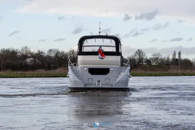 achteraanzicht van motorjacht op rivier