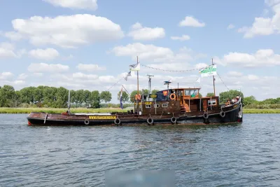 oude motorsleepboot op rivier