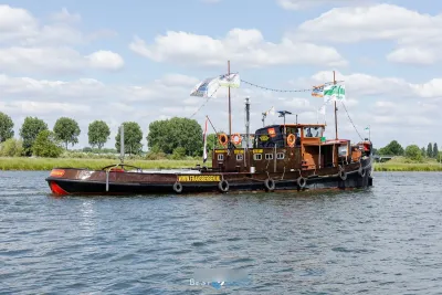 sleepboot op rivier met bomen en lucht