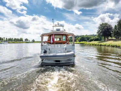 Achteraanzicht van jacht op rivier