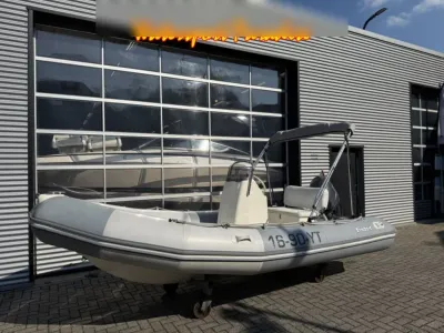 RIB boot geparkeerd voor bedrijfspand