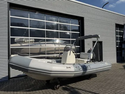 RIB boot geparkeerd voor bedrijfspand