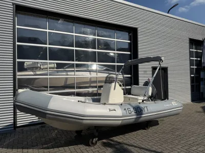 grijze rib op trailer voor loods
