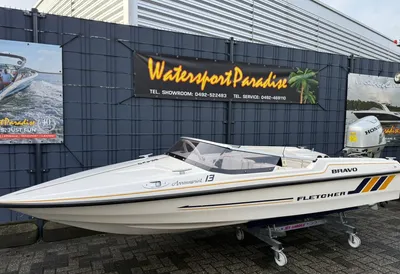 kleine speedboot op trailer bij watersportpand