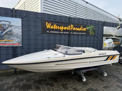 kleine open speedboot op trailer