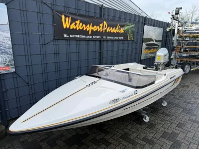 witte compacte speedboot op trailer bij showroom