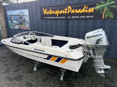 kleine open motorboot op trailer