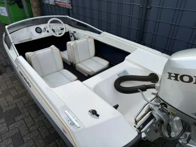 kleine open motorboot op parkeerplaats