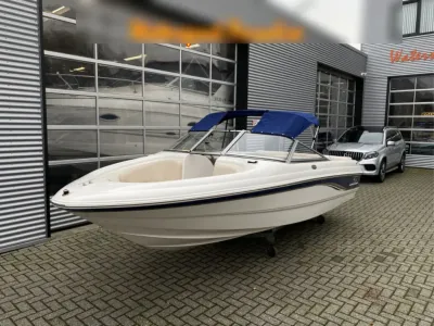 bowrider buiten bij bedrijfspand