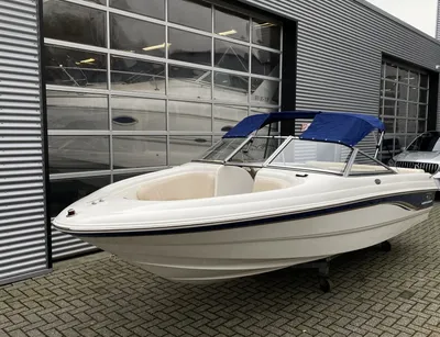 witte open boot bij showroom