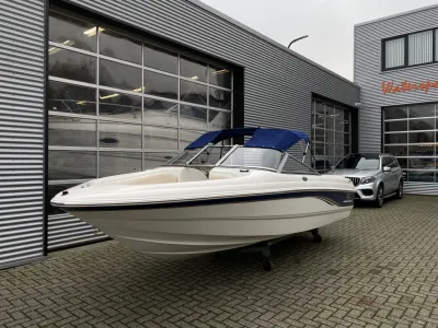 bowrider op oprit bij bedrijfspand