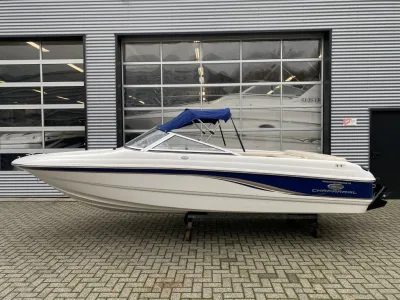 bowrider op trailer voor bedrijfsgebouw