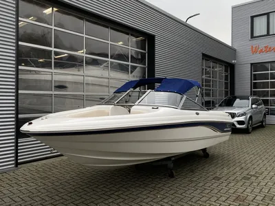wit motorboot op trailer voor bedrijfsgebouw