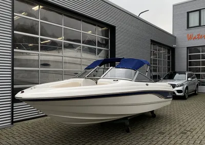 motorboot op parkeerplaats bij bedrijf