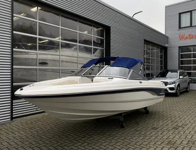 boot buiten bij bedrijfspand