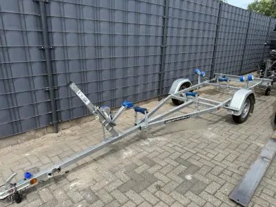 boottrailer op bestrating