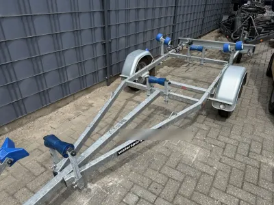 boottrailer op parkeerplaats zonder boot