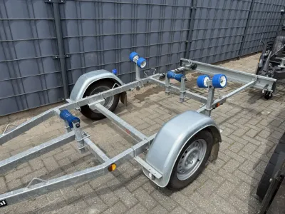 boottrailer zonder boot op bestrating