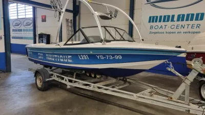 waterskiboot op trailer in showroom