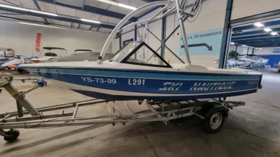 snelboot op trailer in binnenloods