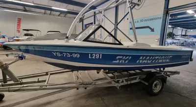 snelboot op trailer in hal