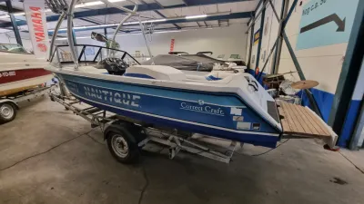 blauwe ski-boot in binnenhal op trailer