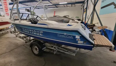 snelboot op trailer in loods