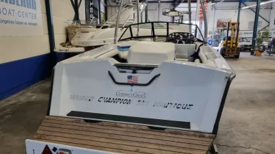 achteraanzicht van watersportboot in loods