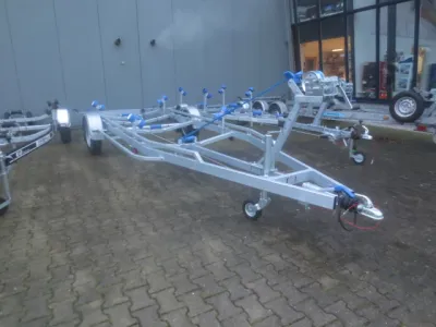 boottrailer zonder boot op parkeerplaats