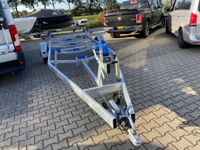 lege boottrailer op parkeerplaats