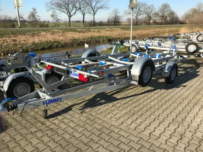 boottrailer op bestrate parkeerplaats