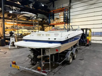 speedboot op trailer in loods
