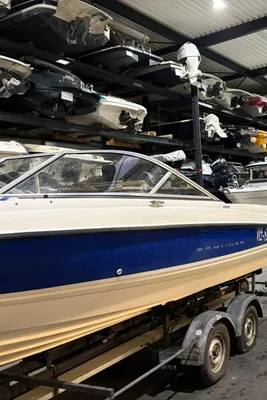 meerdere boten in binnenopslaghal