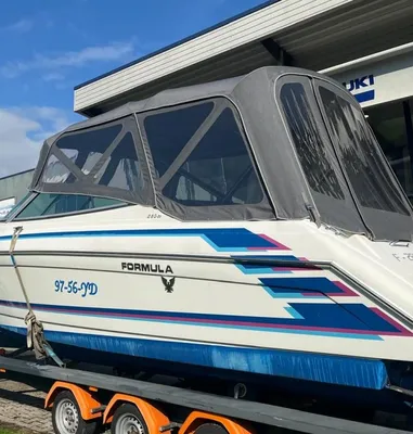 boot op trailer buiten bij bedrijf