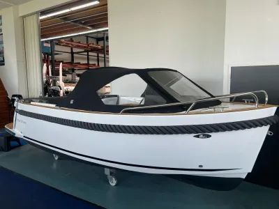 sloep in showroom met zwarte kap