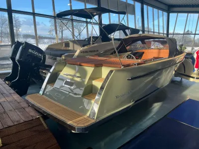 tender in showroom met zwemplateau