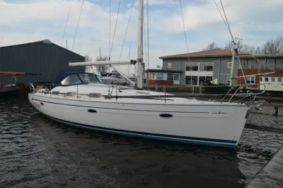 zeiljacht aangemeerd in de haven