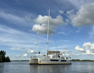 catamaran op rustig water bij wolkenlucht