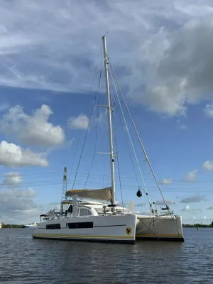 catamaran op rustig water onder bewolkte hemel