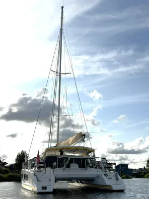 catamaran in het water met hoge mast