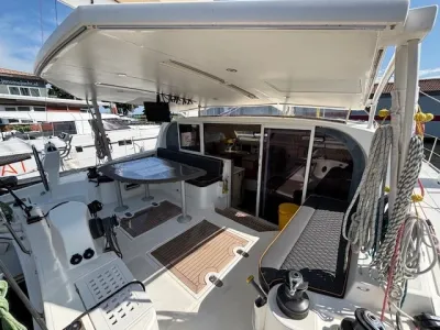 cockpit en achterdek van zeilcatamaran