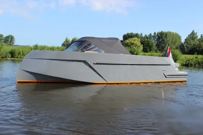 grijze tender op rustig water